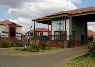 Olien-op-4de-estate-gate-entrance